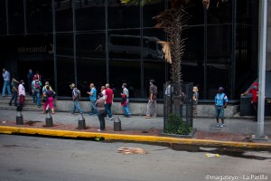 En imágenes: Primer día de gasolina dolarizada y flexibilización de cuarentena en Venezuela