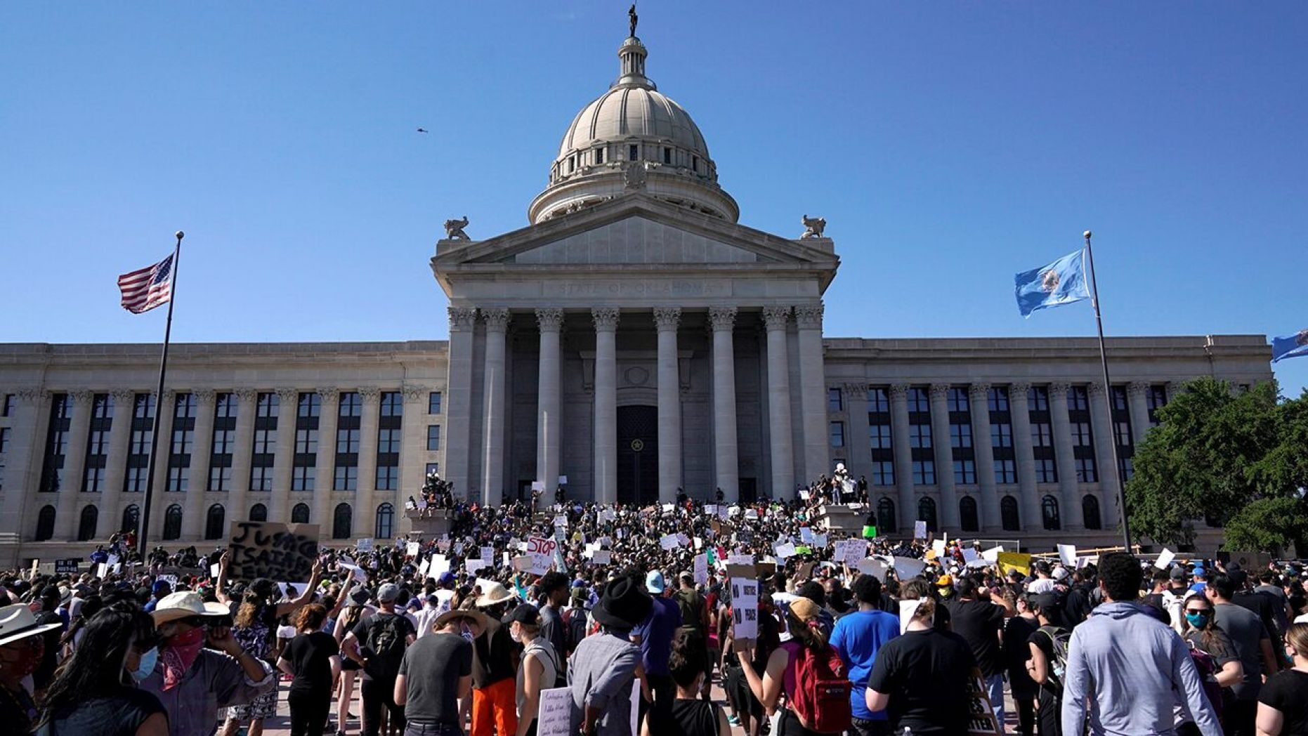 Oklahoma State LB da positivo por coronavirus después de asistir a una protesta