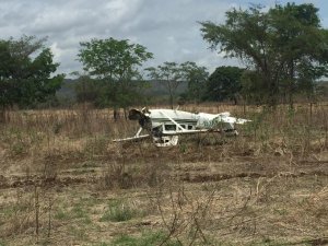 EN FOTO: Avioneta se fue a pique, se estrelló y quedó “patas pa’ arriba” en Guárico