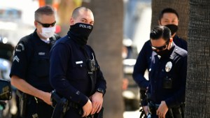 Activista sufre ruptura de testículo por bala de la policía en California