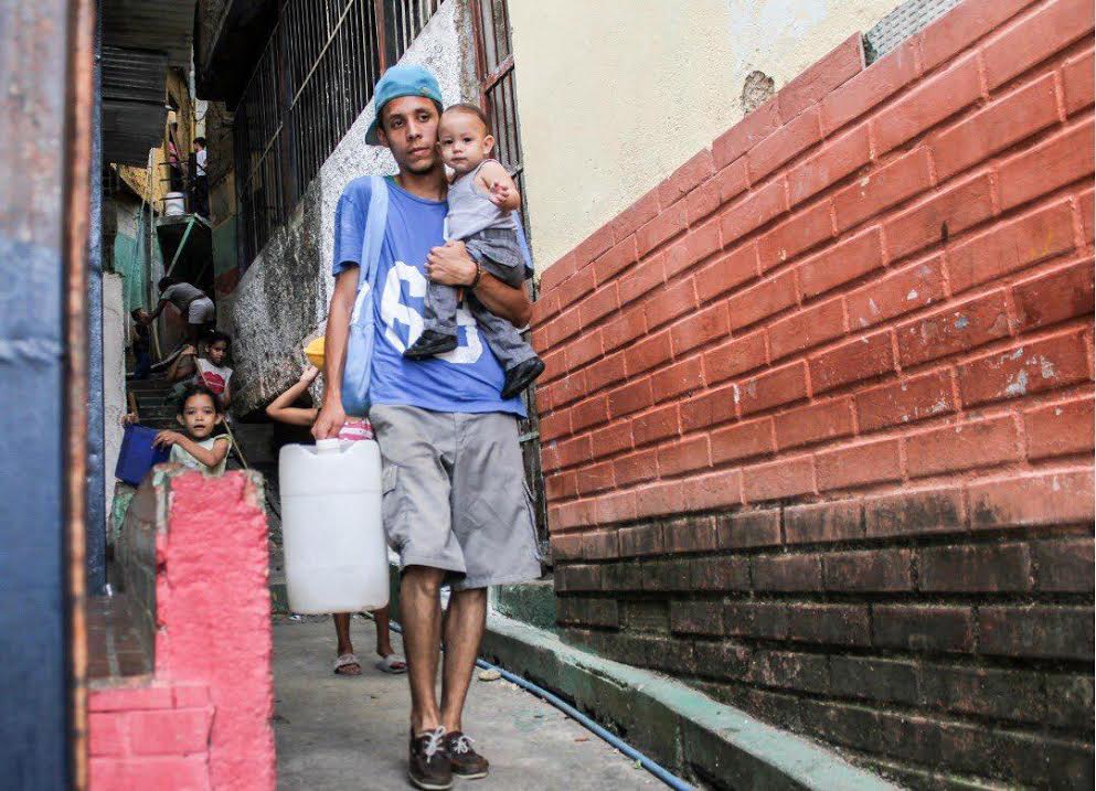 Habitantes de Caracas y Valencia expuestos al coronavirus ante falta de agua