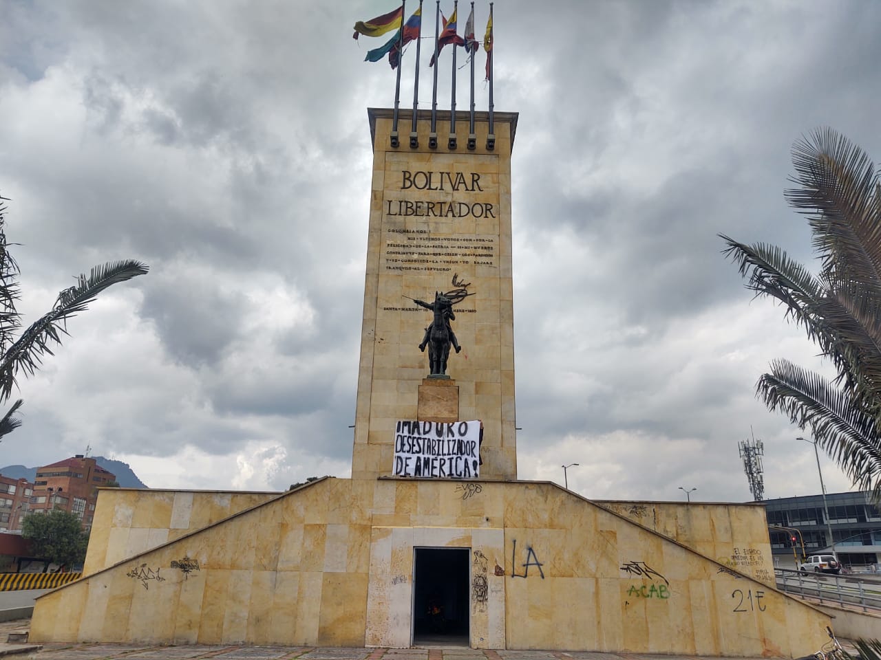 Despliegan pancarta contra el régimen de Maduro en histórico monumento en Bogotá (FOTOS)