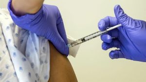 Al menos 30.000 voluntarios comenzaron a recibir la vacuna de Moderna contra el Covid-19
