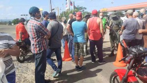 “Yelitze Santaella queremos verte la cara a tí”: Habitantes de El Furrial protestaron por escasez de gasolina (Video)