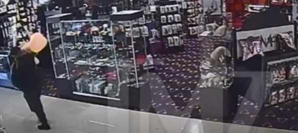 Capturan EN VIDEO a “malandriloca” asaltando una sex-shop y llevándose con orgullo un vibrador gigante