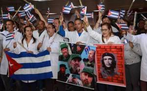 Médicos cubanos como puentes ideológicos: El avance del comunismo en Venezuela que ahora amenaza a Colombia