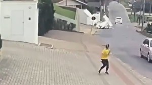 Captaron el momento que una avioneta se desplomó en una calle de Brasil (VIDEO)