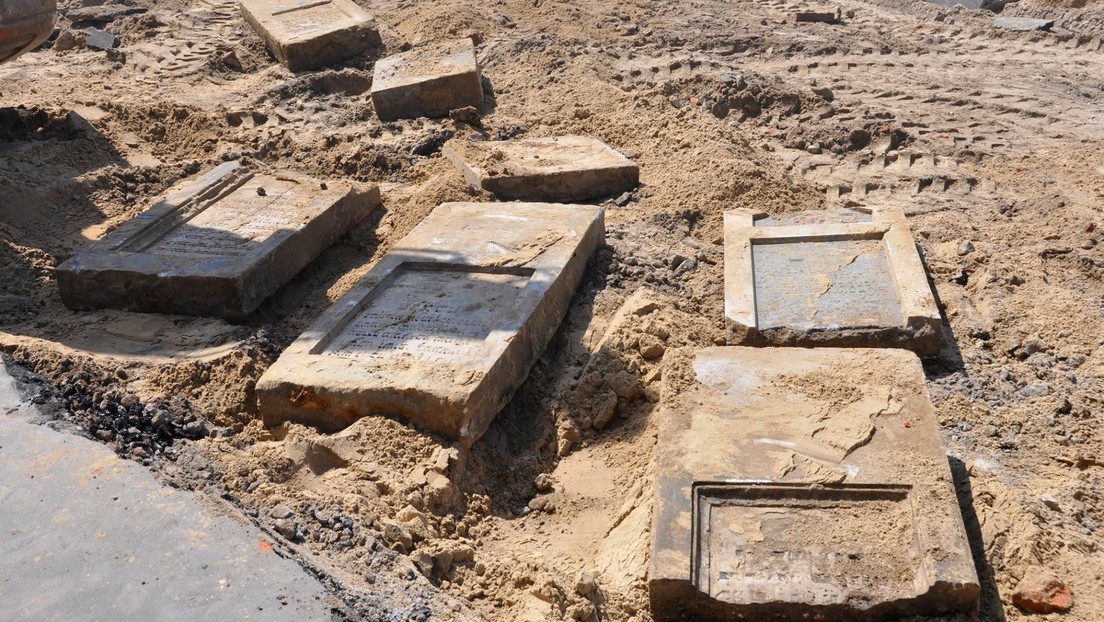 Descubren en Polonia centenares de lápidas judías, usadas por los nazis durante la II Guerra Mundial para construir una carretera (Fotos)