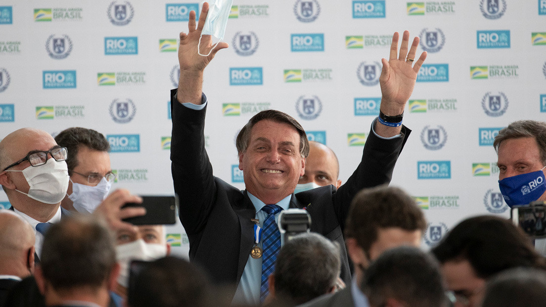 VIRAL: Bolsonaro cargó sobre sus hombros a un enano creyendo que era un niño… y las redes estallaron en risas