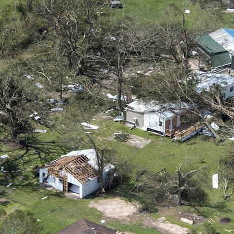 “Parece que 1.000 tornados pasaron por aquí”: Familias contaron cómo sobrevivieron a la furia del huracán Laura en Texas y Louisiana