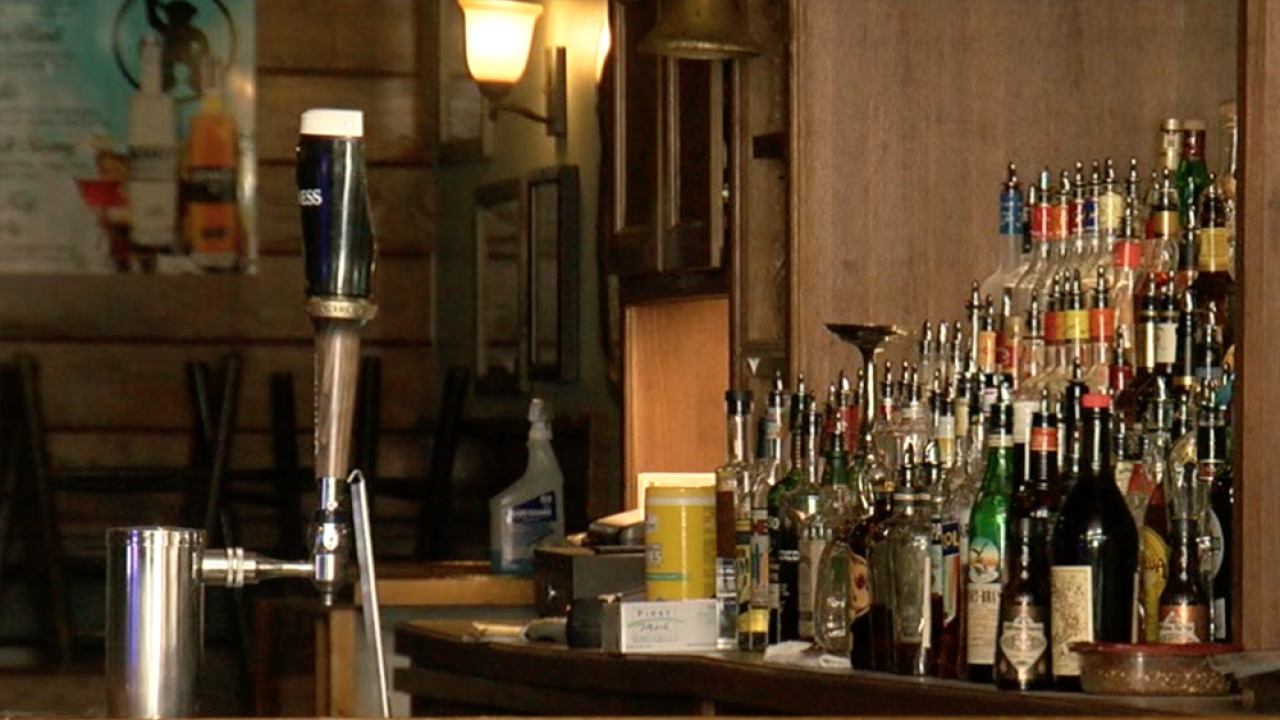 Juez de Florida decidirá si los bares, clubes y cervecerías volverán a abrir