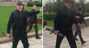 El dictador Lukashenko esgrimió su único argumento ante las protestas: una Kalashnikov (Video)
