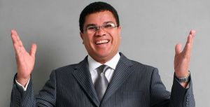 ¡Bravo! “Er Conde del Guacharo” suma otro éxito al graduarse como Doctor en Ciencias de la Educación