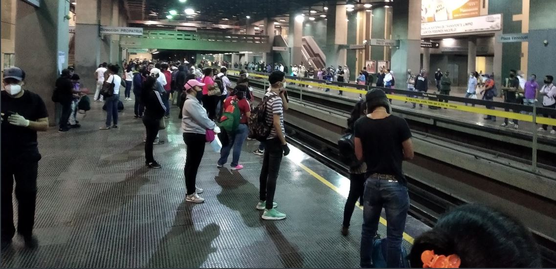 ¿Y el distanciamiento? La estación Plaza Venezuela y un tren repleto de personas este #5Ago (Fotos)