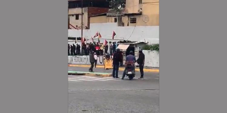 EN VIDEO: Así es como los Tupamaros alzados rayan paredes y retan al régimen de Maduro #20Ago