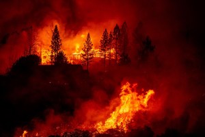 Acusaron a exprofesor universitario de iniciar cuatro incendios forestales en California