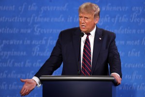 La polémica imagen que publicó Trump sobre el moderador y su rival después del debate