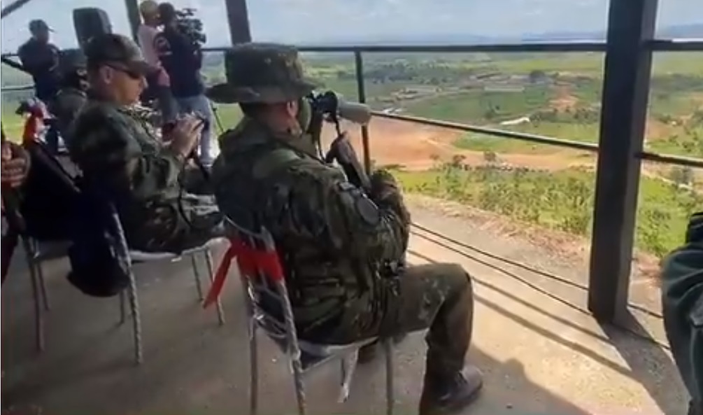 Régimen de Maduro presumiendo de poder armamentístico… disparando a la nada contra una montaña (VIDEO)