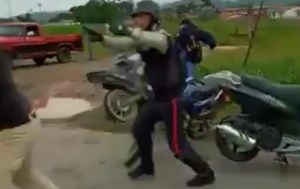 ¡Sin control! Policías dispararon sus armas orgánicas para dispersar protesta por gasolina en Bejuma (VIDEO)