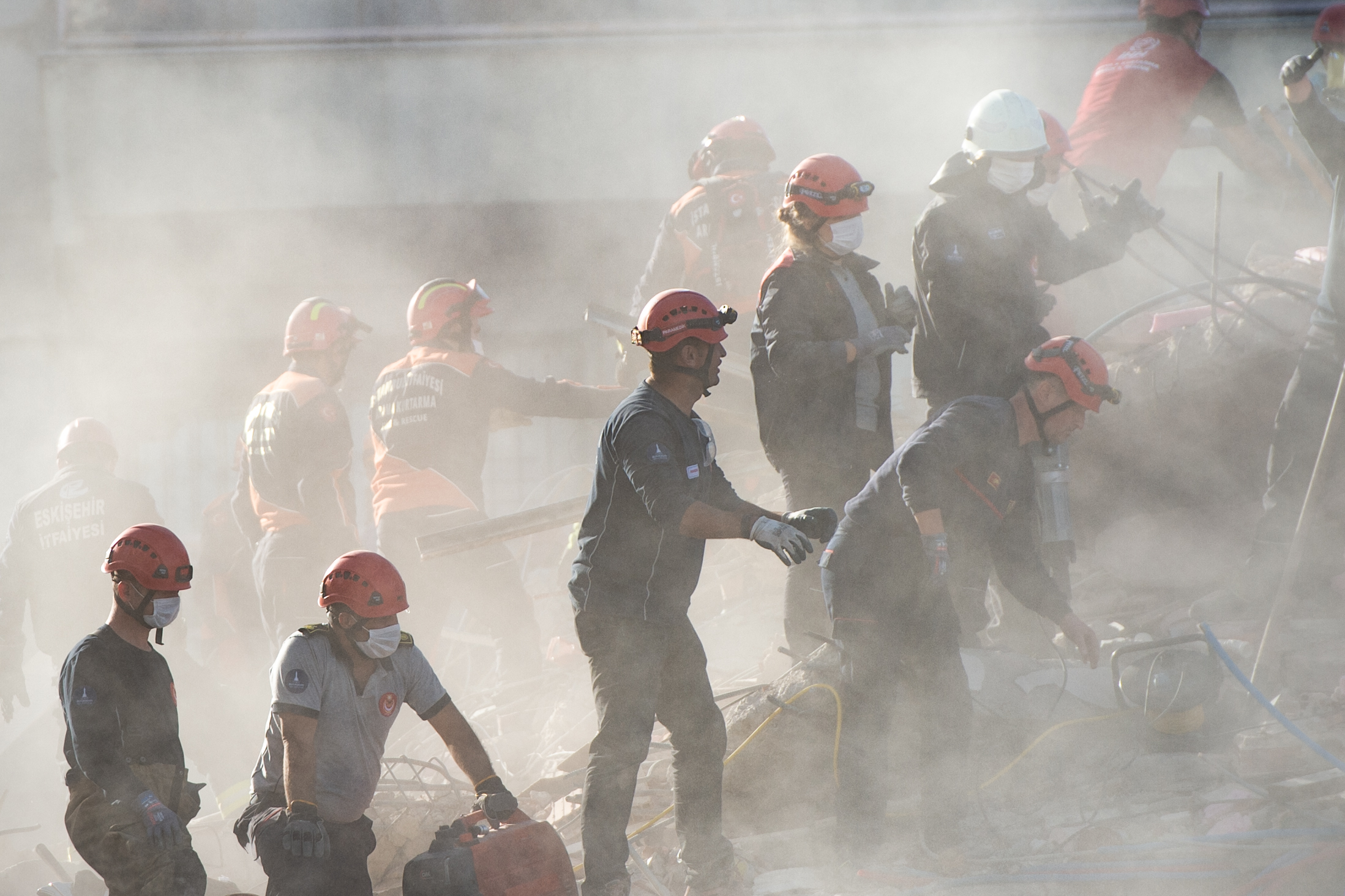 Carrera contrarreloj de equipos de rescate en Turquía para encontrar supervivientes del terremoto (FOTOS)