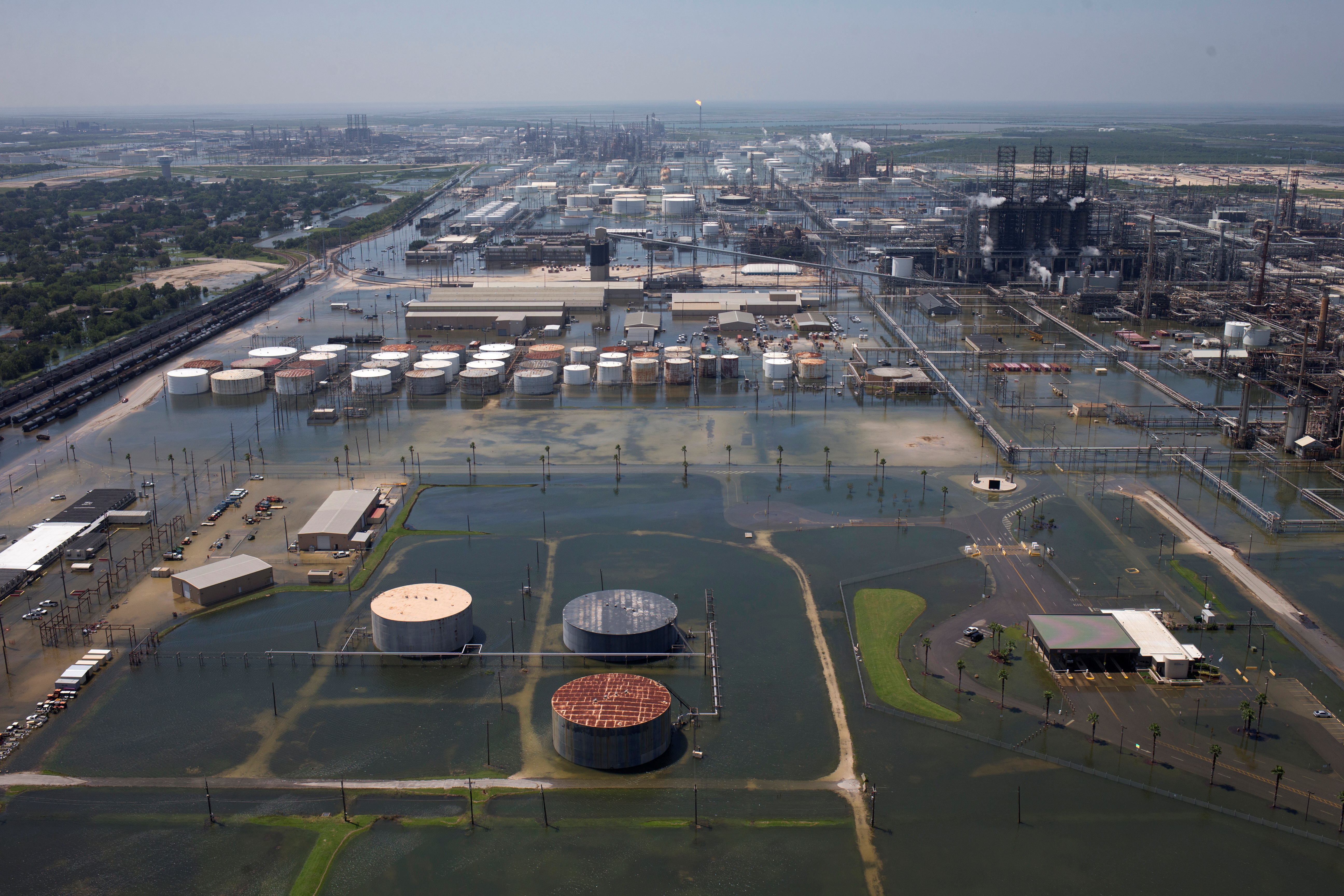 Huracán Delta detiene un 80% de producción petrolera en su paso por Golfo de México
