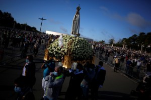 Entre restricciones por el Covid-19 arrancó la última peregrinación anual a Fátima (Fotos)