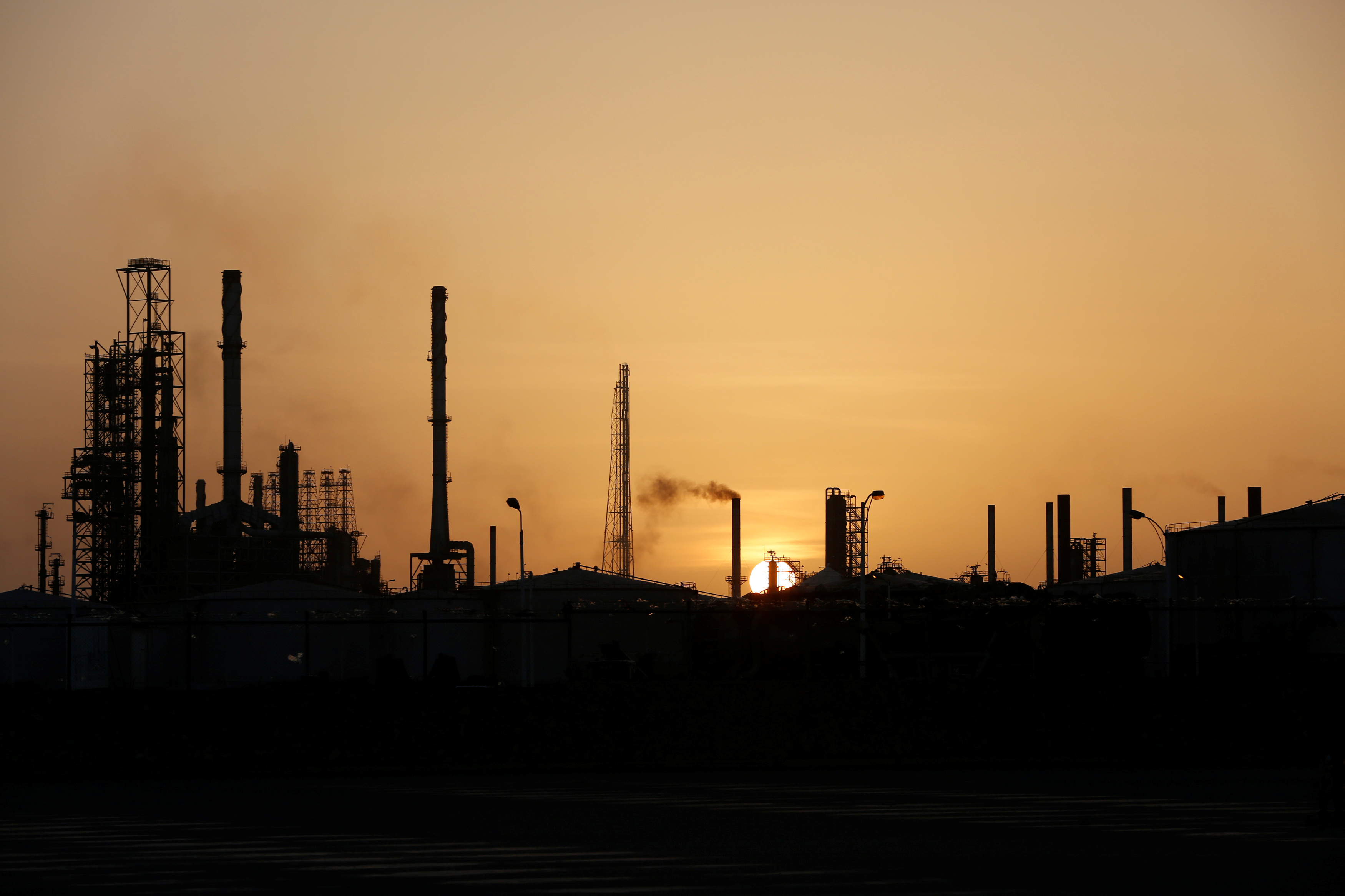 Pdvsa detiene producción de gasolina en refinería Cardón