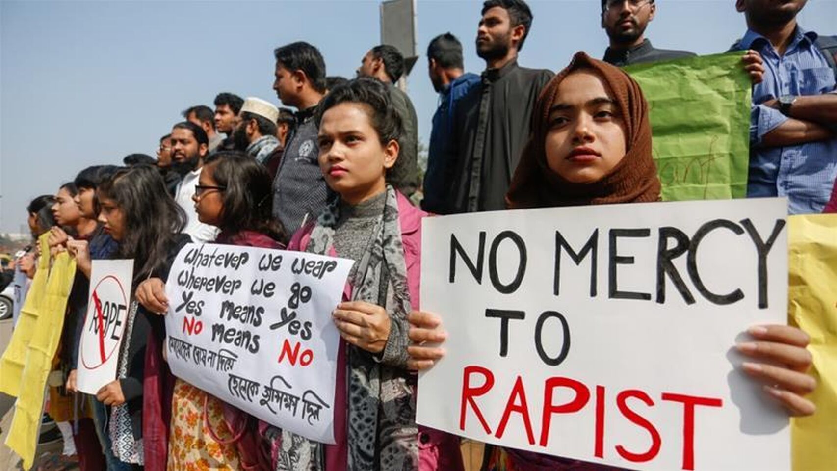 Una violación en grupo desata protestas violentas por cuarto día en Bangladesh