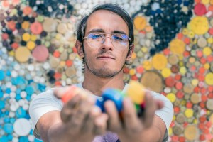Oscar Olivares, un pintor que enarbola el tricolor criollo para contagiar esperanza