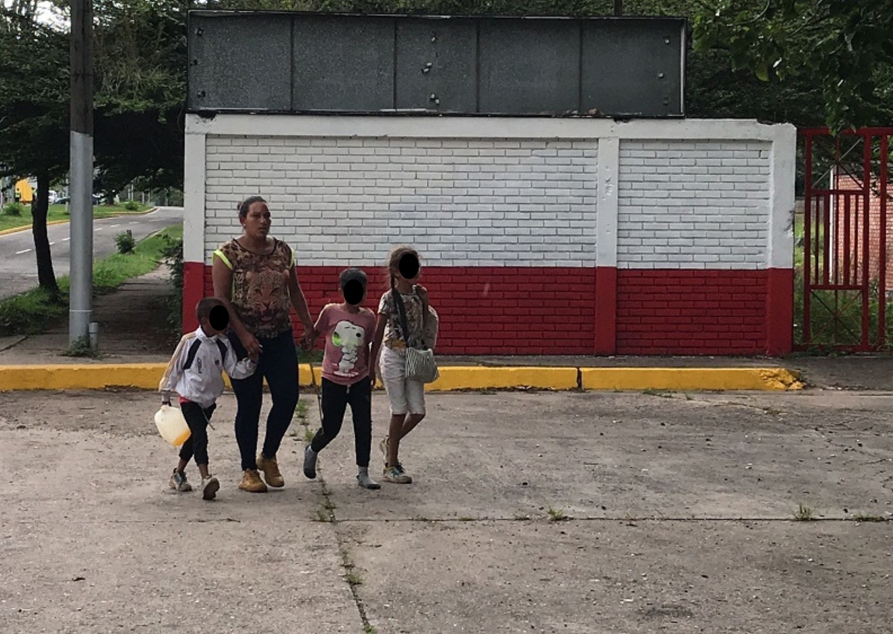 Desgarrador: Una mujer y sus cinco hijos caminan de Portuguesa a Táchira para emigrar