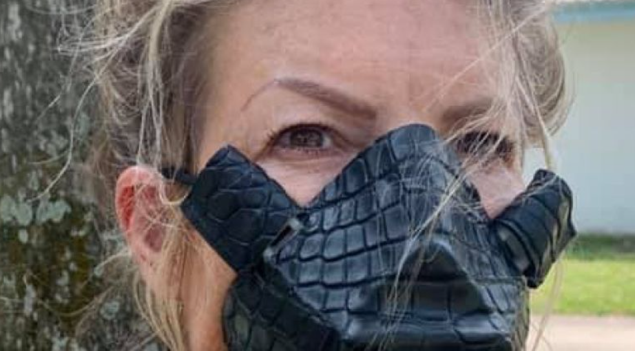 Policía aduanera decomisa en Alemania mascara de piel de cocodrilo