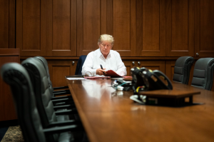 La Casa Blanca difundió FOTOS de Donald Trump trabajando desde el hospital Walter Reed