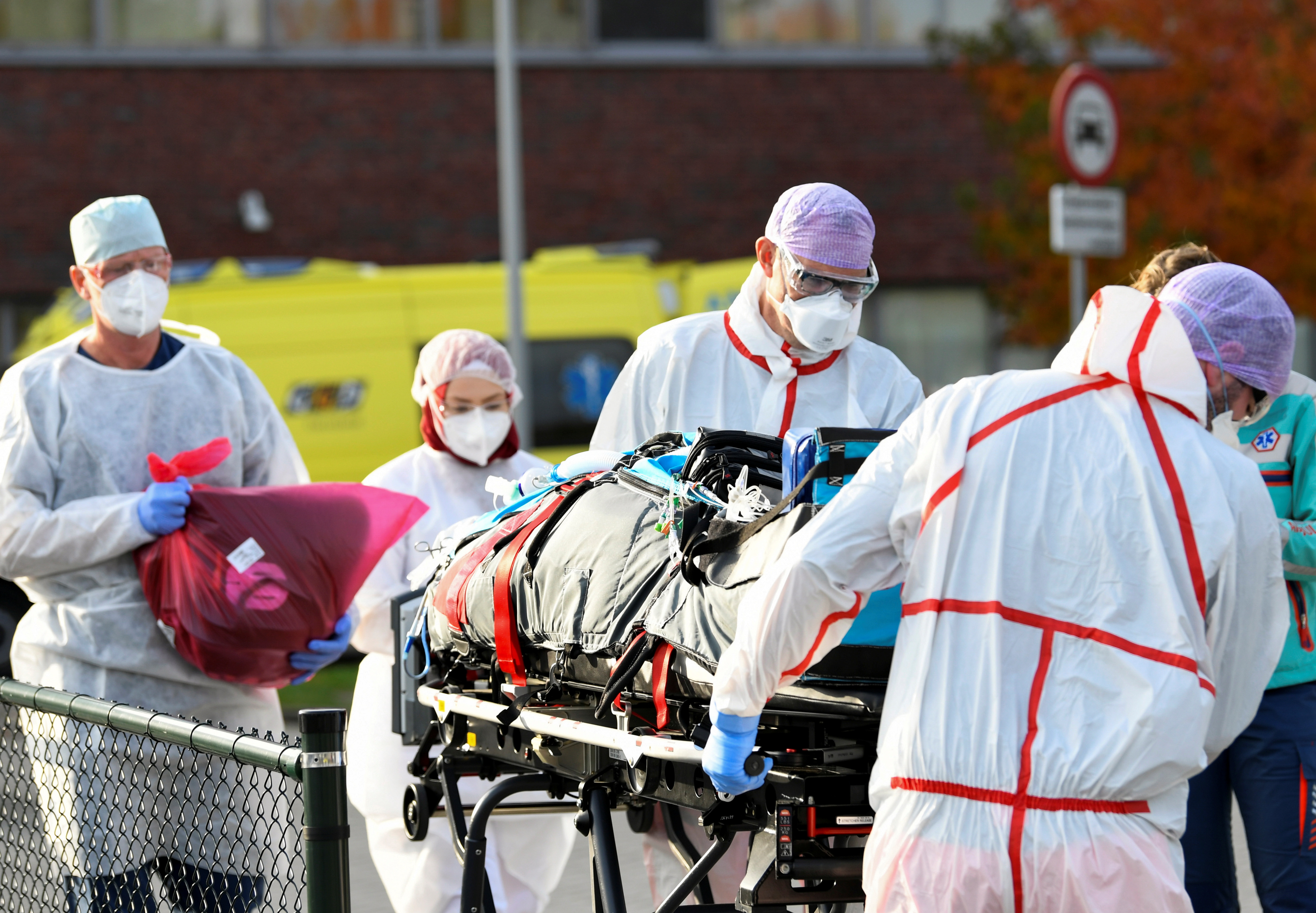 Países Bajos traslada pacientes a Alemania e investiga nueva cepa de coronavirus
