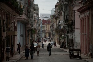 Grupo partidario del régimen cubano ataca a manifestantes opositores en La Habana