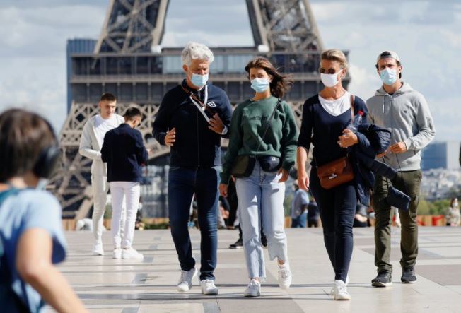 Francia estudia adelantar el toque de queda para frenar la pandemia
