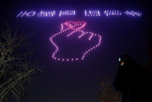 Drones iluminan el cielo de Seúl con mensajes de esperanza por la pandemia (FOTOS)