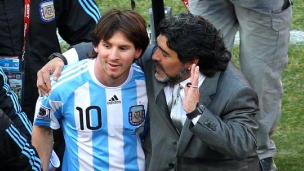El día que Maradona tocó a Messi con su mano de Dios