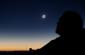 Nubes, lluvia y coronavirus opacan observación de eclipse total de sol en el sur de Chile