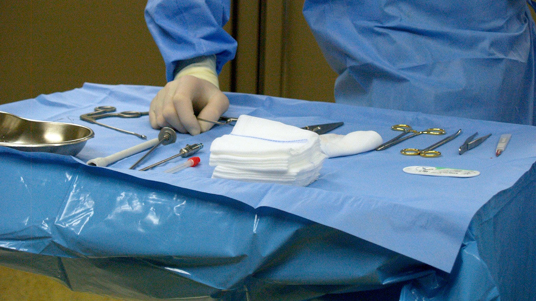 Extraen del corazón de un paciente una aguja que se le clavó tras ser olvidada sobre una cama