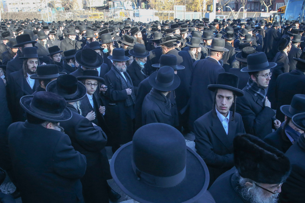 Funcionarios en Nueva York investigan la sinagoga que celebró un funeral masivo en medio de la pandemia