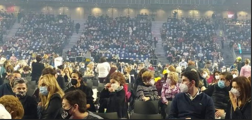 Polémica por el concierto de Raphael con cinco mil asistentes pese a la epidemia en España