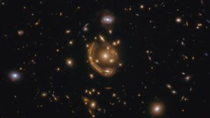 El telescopio Hubble captó uno de los “anillos de Einstein” más grandes y completos jamás vistos (Fotos)