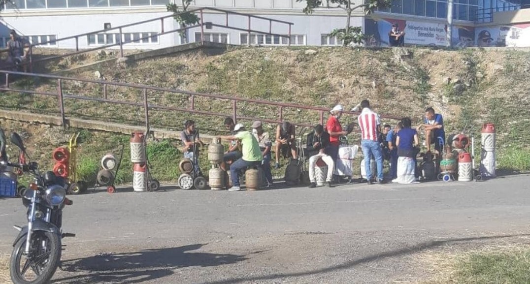 Varguenses hacen cola desde las 3 de la mañana para conseguir gas doméstico #16Dic