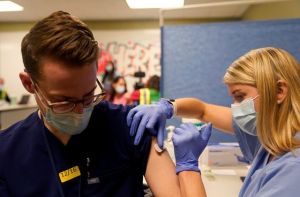 Estados de EEUU reclutan a estudiantes de medicina y enfermería para distribuir la vacuna Covid-19