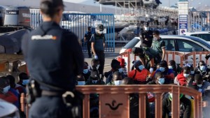 Un récord de más de 8.000 migrantes alcanzó las Islas Canarias en noviembre