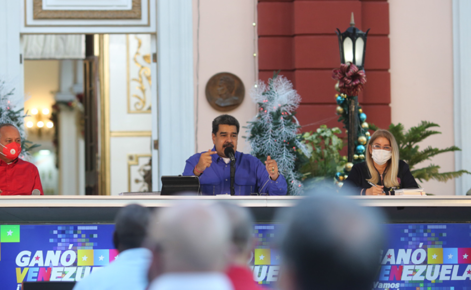 Maduro repartió órdenes al gentío que desea meter en el Parlamento tras el show electoral