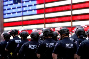 Oficial de policía en Nueva York fue arrestado después de solicitar pornografía a casi 50 menores