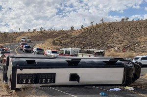 Autobús turístico con destino al Gran Cañón se volcó, dejando un muerto y dos heridos