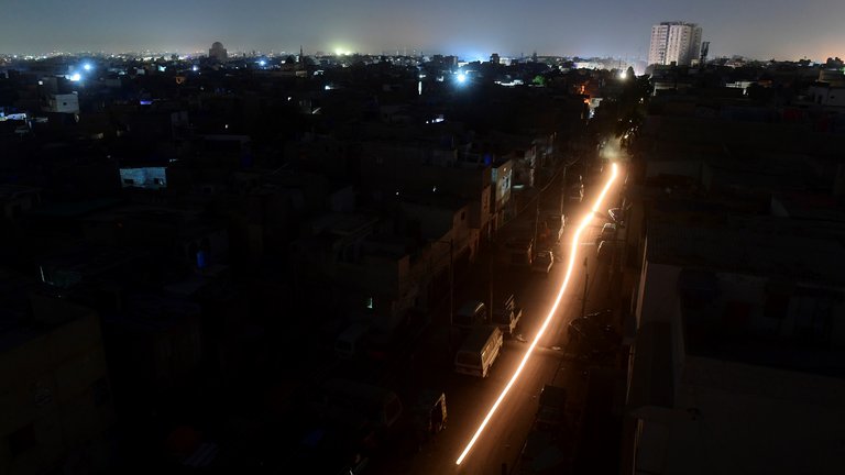 Un enorme apagón dejó a oscuras a todo Pakistán