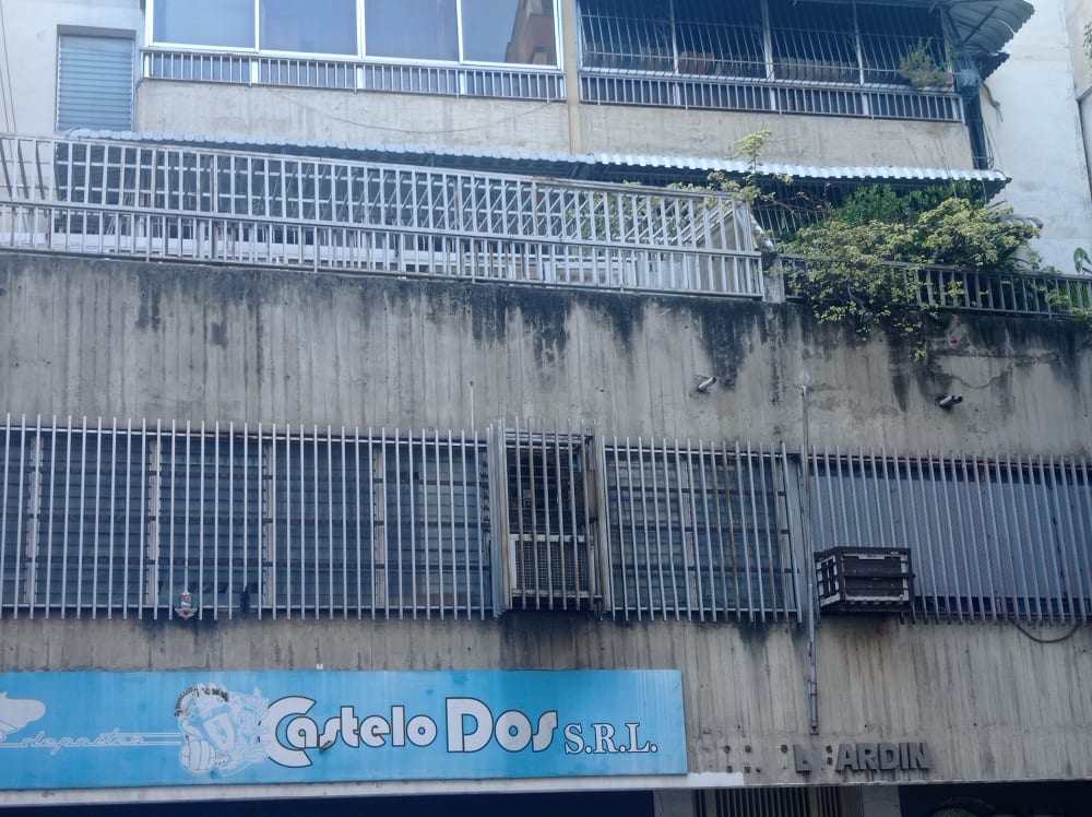 Denunciaron que delincuentes forzaron ventanas de apartamentos en La Candelaria para robarlos